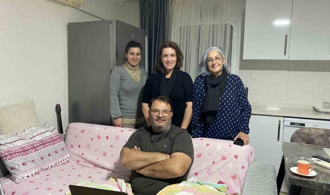 Betül Akın, Ayvalık’ta bacağı kırılan Gazeteci Suat Salgın’ı ziyaret ederek geçmiş olsun dileklerini iletti. Ayvalık’ta AK Parti İlçe Başkanı Betül Akın, bacağı kırılan İhlas