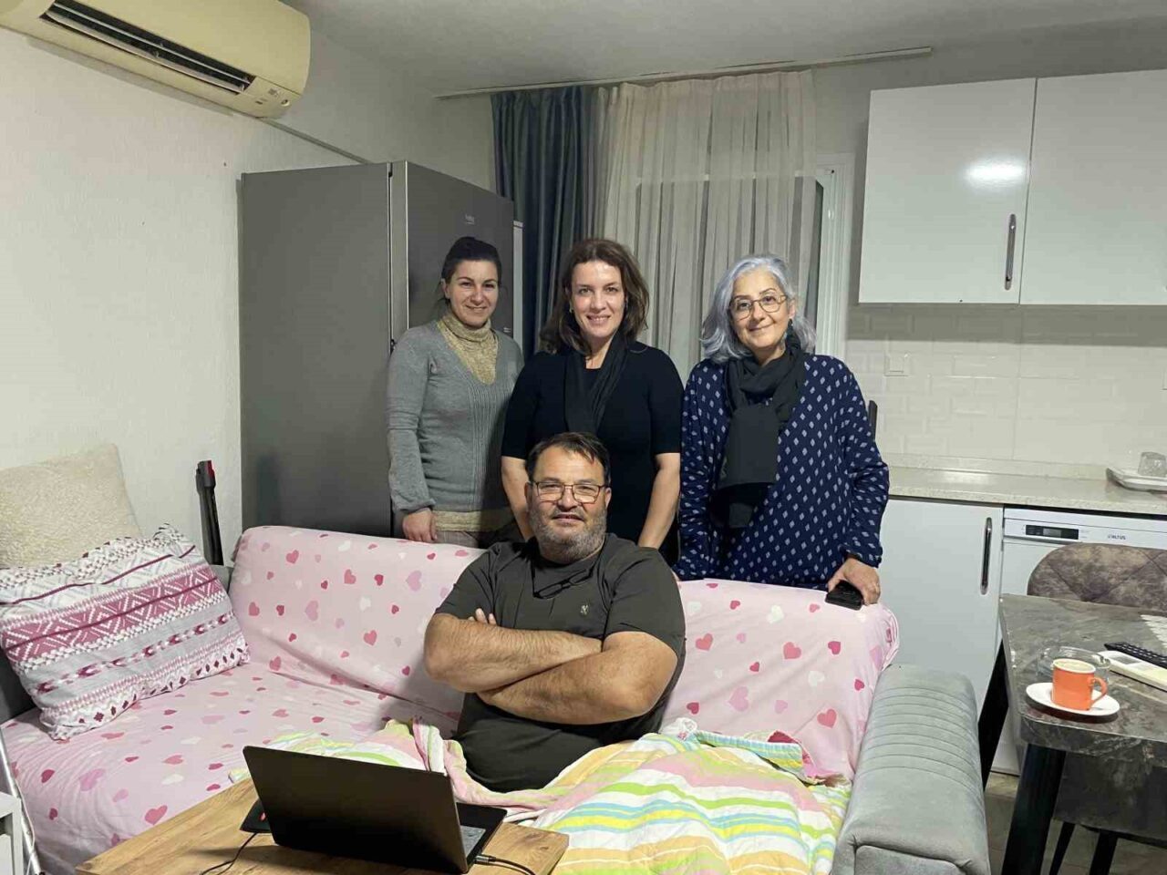 Ayvalık’ta AK Parti İlçe Başkanı Betül Akın, bacağı kırılan İhlas