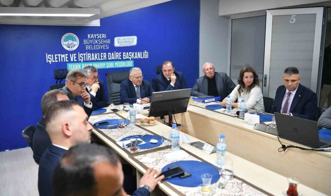 Büyükkılıç, Kayseri’deki Teknik Personel ile Hizmetlerin İstişaresini Gerçekleştirdi Kayseri Büyükşehir Belediye Başkanı Dr. Memduh Büyükkılıç, teknik bakım ve