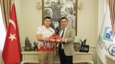 Sivrihisar Belediye Başkanı Habil Dökmeci, milli kick boksçu Doğan Kılıç’ın