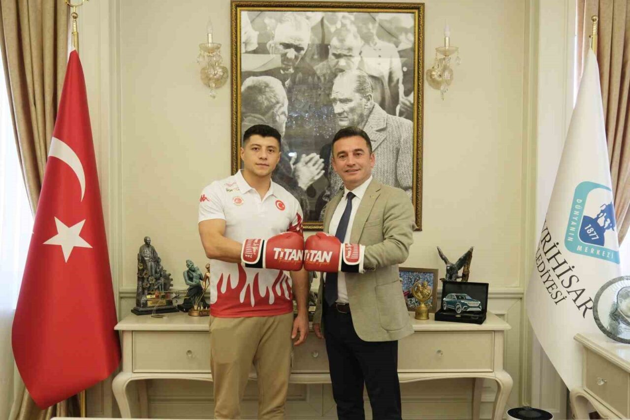 Sivrihisar Belediye Başkanı Habil Dökmeci, milli kick boksçu Doğan Kılıç’ın