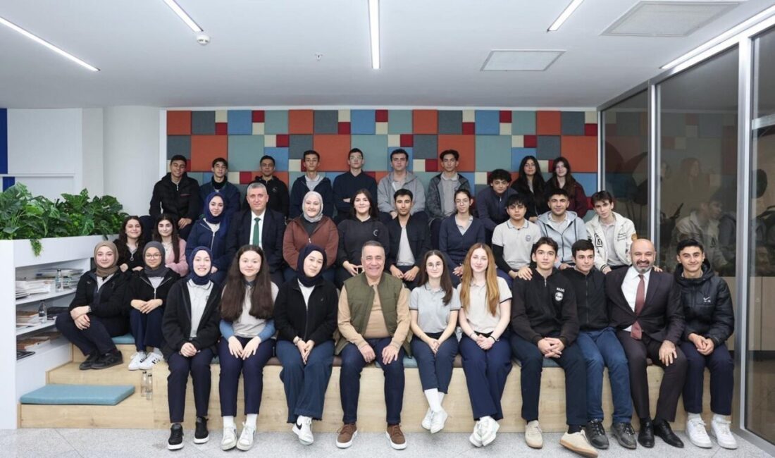 Sultangazi Belediye Başkanı Abdurrahman Dursun, Hacı Ateş Anadolu Lisesi öğrencileriyle