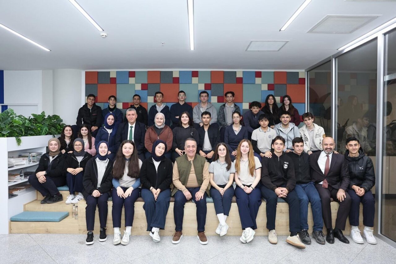 Sultangazi Belediye Başkanı Abdurrahman Dursun, Hacı Ateş Anadolu Lisesi öğrencileriyle