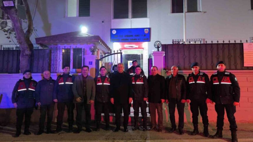 Karabiga Belediye Başkanı ve Meclis Üyeleri, yılbaşı vesilesiyle 112 Acil ve Jandarma’yı ziyaret etti.