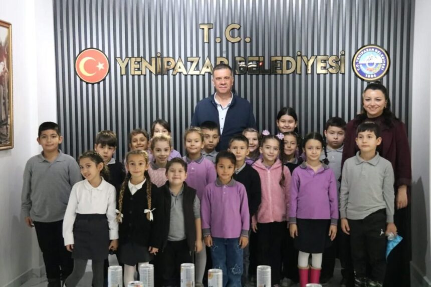 Yenipazar Belediye Başkanı Malik Ercan, ilkokul öğrencilerine belediye hizmetlerini tanıttı.