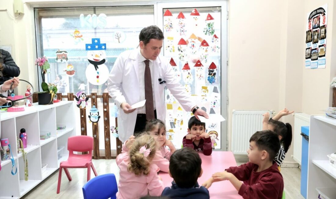 Osmangazi Belediye Başkanı Erkan Aydın, Kreşlerde Meslek Tanıtım Günleri Kapsamında Eczacılığı Minik Öğrencilere Anlattı Osmangazi Belediye Başkanı Erkan Aydın, Meslek Tanıtım Günleri'nde minik öğrencilere