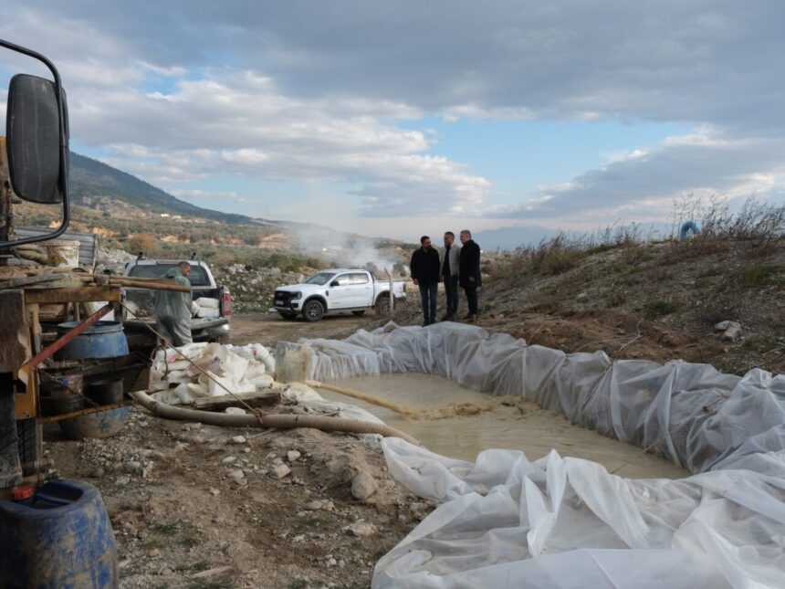 Buharkent’te içme suyu için yürütülen sondaj çalışmalarını inceleyen Başkan Erol, destek verenlere teşekkür etti.