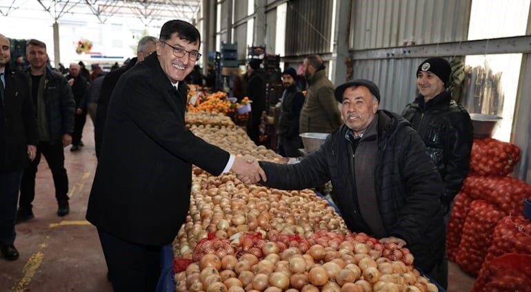 Kütahya Belediye Başkanı Eyüp Kahveci, Fatih Mahallesi Semt Pazarı'nı ziyaret
