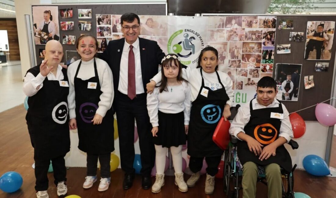 Kütahya’da “Kendine Engel Olma” Temalı Etkinlikte Başkan Kahveci Özel Bireylerle Bir Araya Geldi Kütahya Belediye Başkanı Eyüp Kahveci, "Down Cafe" etkinliğine katılarak özel