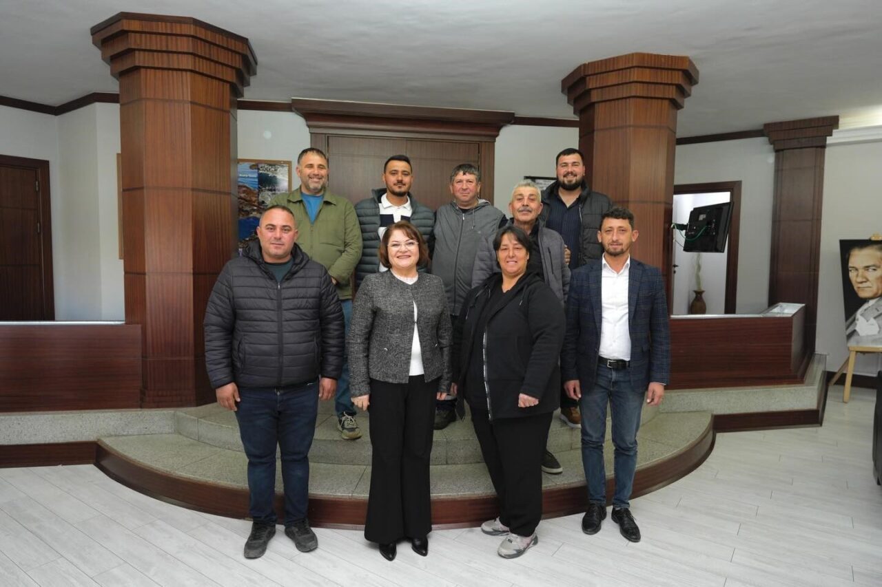 Didim Belediye Başkanı Hatice Gençay’dan Pazar Esnafı ile Verimli Görüşme Didim Belediye Başkanı Hatice Gençay, Balat, Akköy ve Akyeniköy pazar