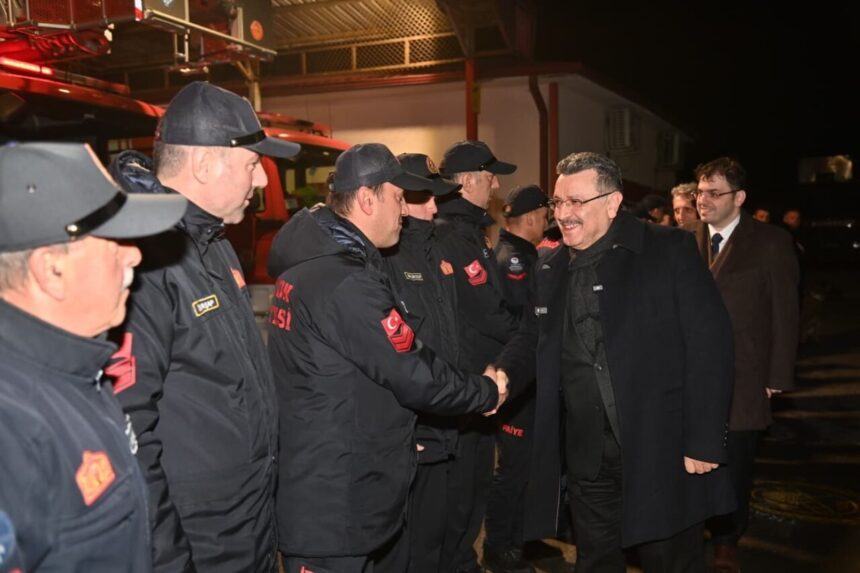 Büyükşehir Belediye Başkanı, yeni yıl dolayısıyla görevi başındaki itfaiye ve TİSKİ personelini ziyaret etti.