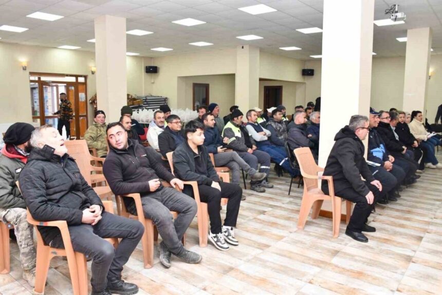 Beylikova Belediye Başkanı Hakan Karabacak, personelle bir araya gelerek 2026’yı kutladı, hediyeler dağıttı.