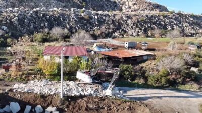 Denizli'nin Honaz ilçesinde Emirazizli Mahallesi'nde çevre düzenleme çalışmaları sürüyor. Honaz