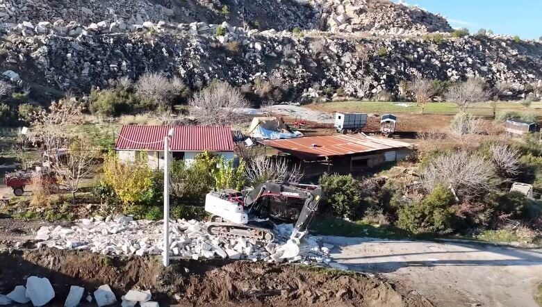 Honaz Belediyesi Emirazizli Mahallesi’nde Çevre Düzenleme Çalışmalarını Sürdürüyor Denizli'nin Honaz ilçesinde Emirazizli Mahallesi'nde çevre düzenleme çalışmaları sürüyor. Honaz