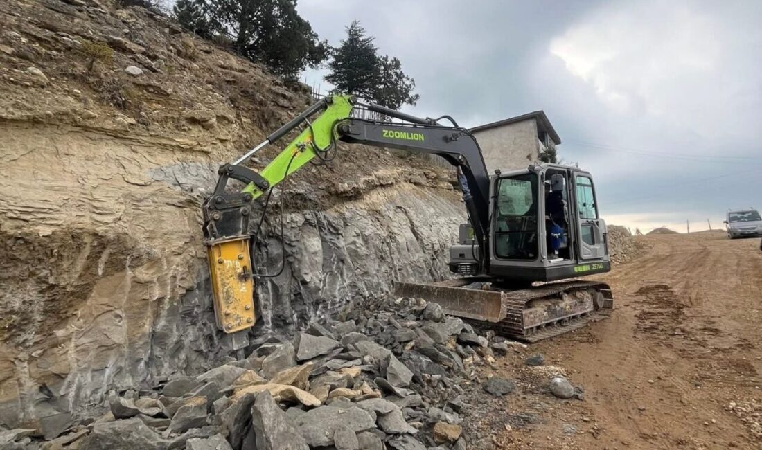 Adana’nın Feke İlçesinde Kış Döneminde Ulaşım Hizmetleri Artarak Devam Ediyor Adana'nın Feke ilçesinde ulaşım projeleri kış aylarında da hız kesmeden