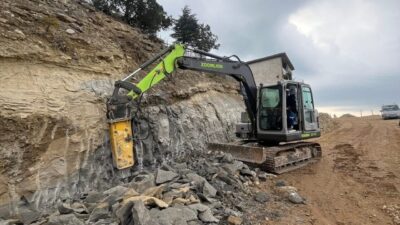 Adana'nın Feke ilçesinde ulaşım projeleri kış aylarında da hız kesmeden