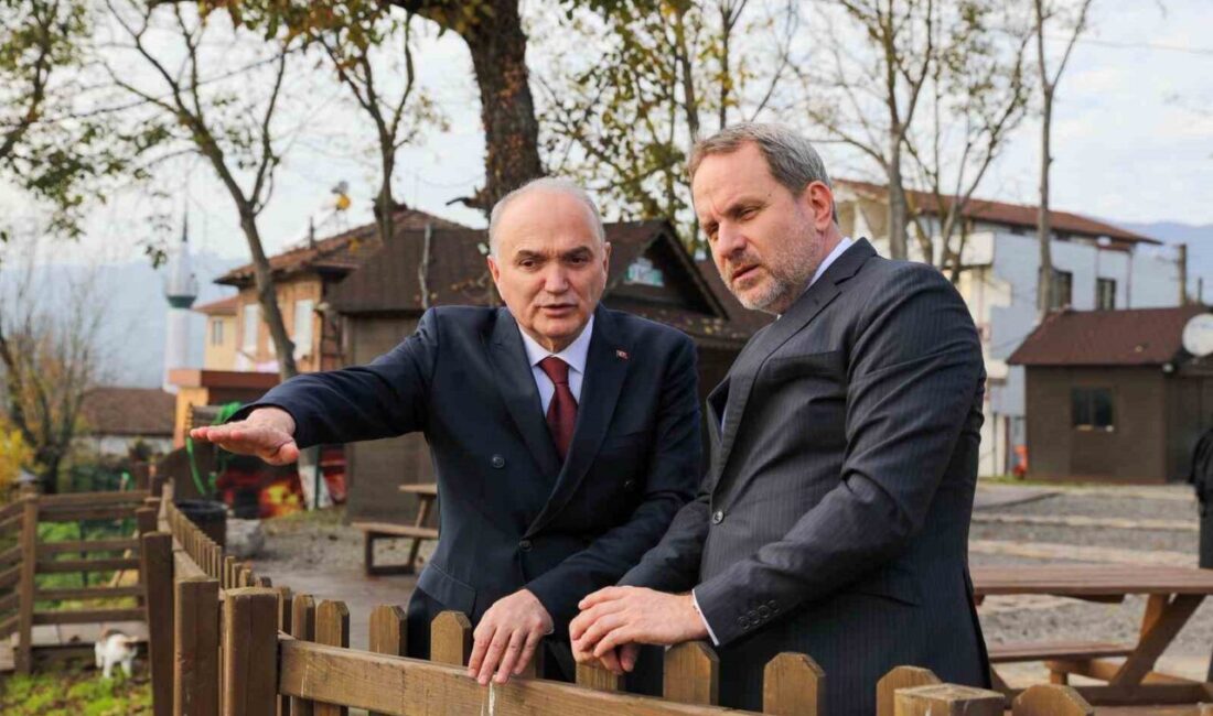 Düzce Üniversitesi'nde düzenlenen konferansa katılan ve fahri doktora alan Osman