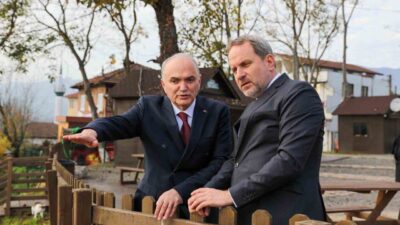 Düzce Üniversitesi'nde düzenlenen konferansa katılan ve fahri doktora alan Osman