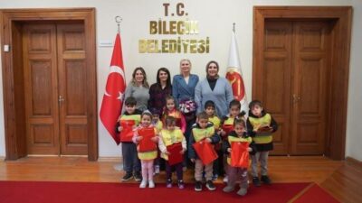 Bilecik’te Başkan Mızrak Subaşı, Özel Türkoğlu Kreşi’nden Öğrencileri ve Öğretmenleri Ağırladı Bilecik Belediye Başkanı Melek Mızrak Subaşı, Özel Türkoğlu kreşinden gelen