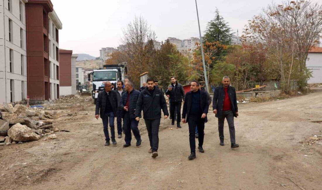 Akçadağ Belediye Başkanı Hasan Ulutaş, rezerv alanlarındaki çalışmaları yerinde inceledi ve projelerin ilerleyişi hakkında bilgi aldı. Malatya Akçadağ Belediye Başkanı Hasan Ulutaş, ilçe merkezindeki rezerv alanlarındaki