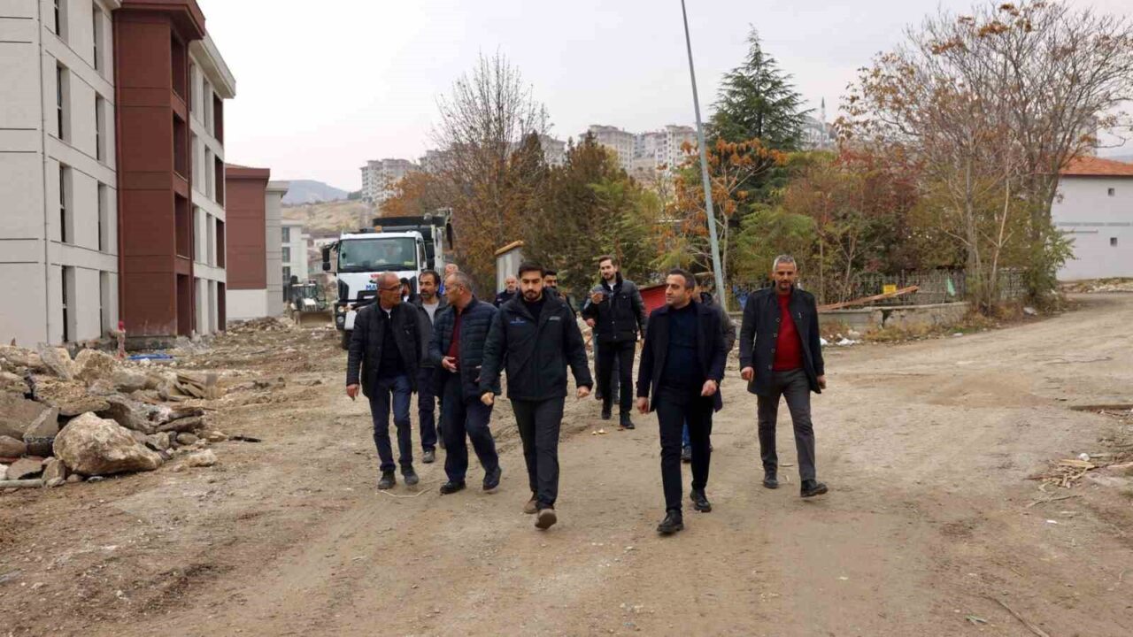 Akçadağ Belediye Başkanı Hasan Ulutaş, rezerv alanlarındaki çalışmaları yerinde inceledi ve projelerin ilerleyişi hakkında bilgi aldı.