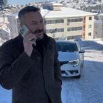 Eskipazar Belediye Başkanı Cıva, kar nedeniyle yolda kaldı; kendini eleştirip anları paylaştı.