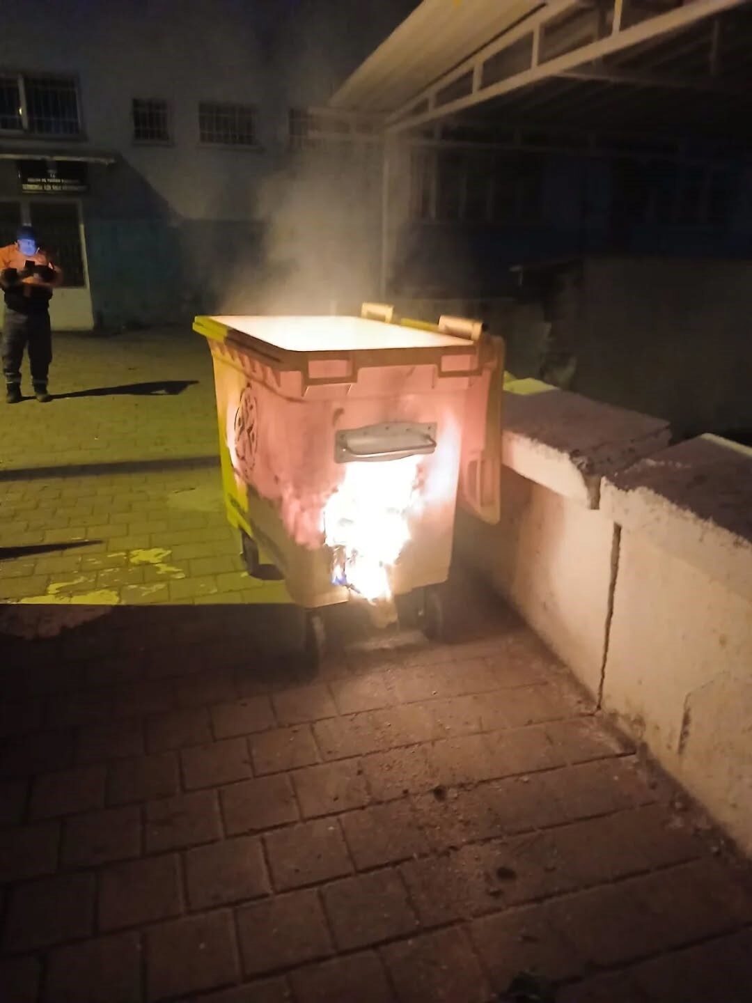 Germencik’te bir çöp konteynerinin daha kimliği belirsiz kişilerce ateşe verilmesi,
