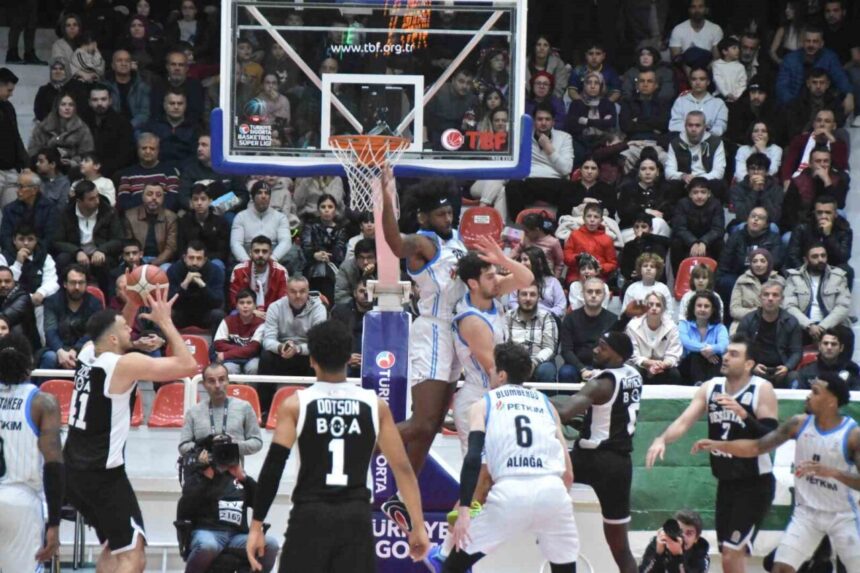 Aliağa Petkimspor, Türkiye Sigorta Basketbol Süper Ligi’nde Beşiktaş’a 72-75 mağlup oldu.