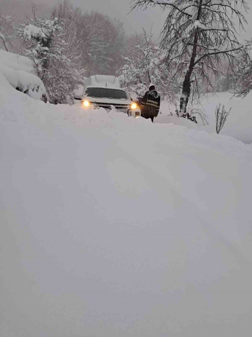 Karabük’te yoğun kar yağışı enerji hatlarında arızalara yol açarken, Başkent EDAŞ ekipleri aralıksız çalışıyor.
