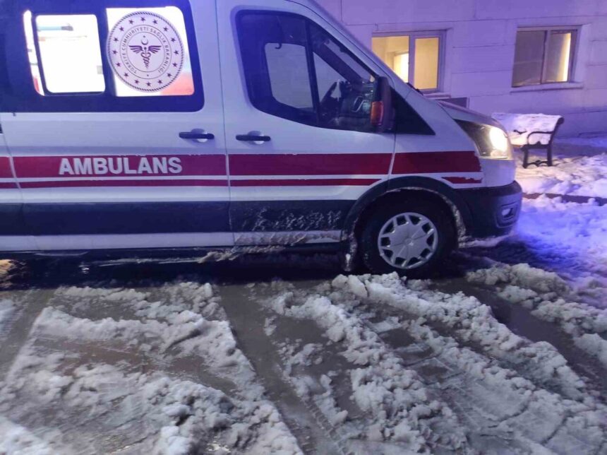 Sason’daki yoğun kar yağışı nedeniyle yolu kapanan köyde hastalanan 42 yaşındaki hasta paletli ambulansla hastaneye taşındı.