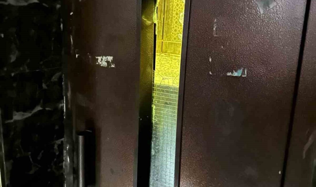 Batman’da asansörde mahsur kalan vatandaş itfaiyenin hızlı müdahalesiyle kurtarıldı. Batman'da bir binanın asansöründe mahsur kalan vatandaş, itfaiye ekiplerinin hızlı