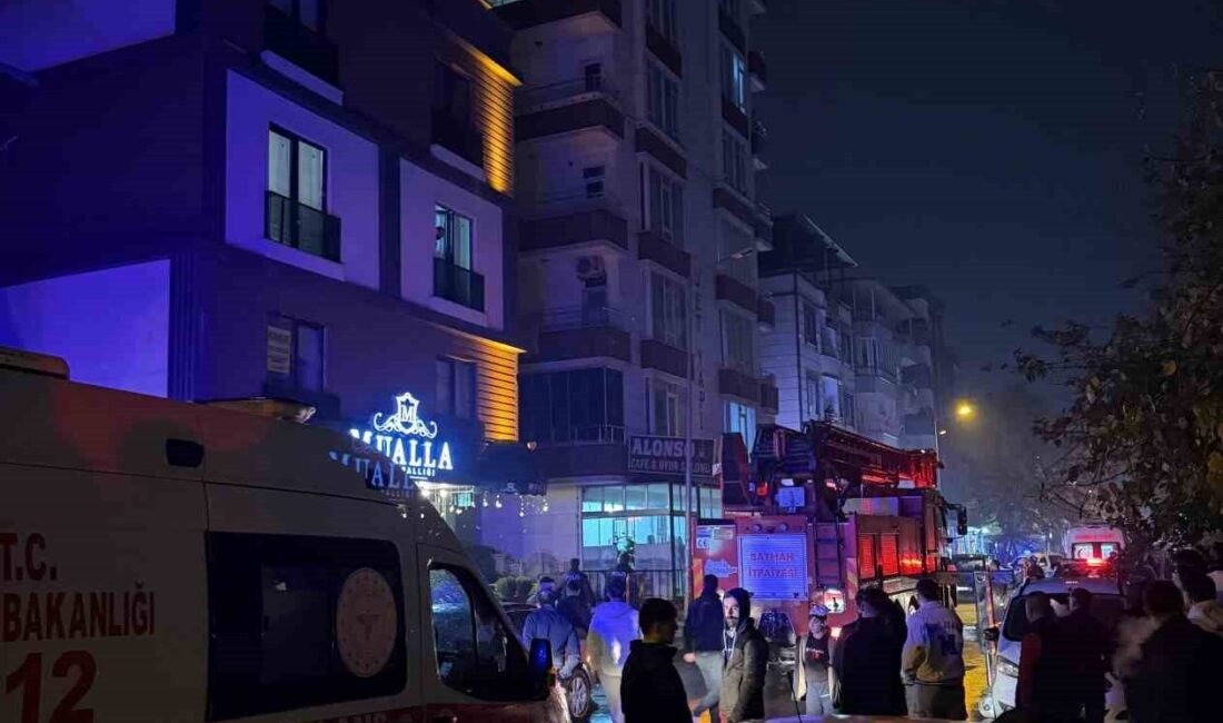 Batman’da Cinnet Geçiren Kişi, Eşyalarını Balkondan Aşağı Attı Batman'da GAP Mahallesi'nde bir kişi, evdeki eşyaları balkondan fırlatarak çevredekileri