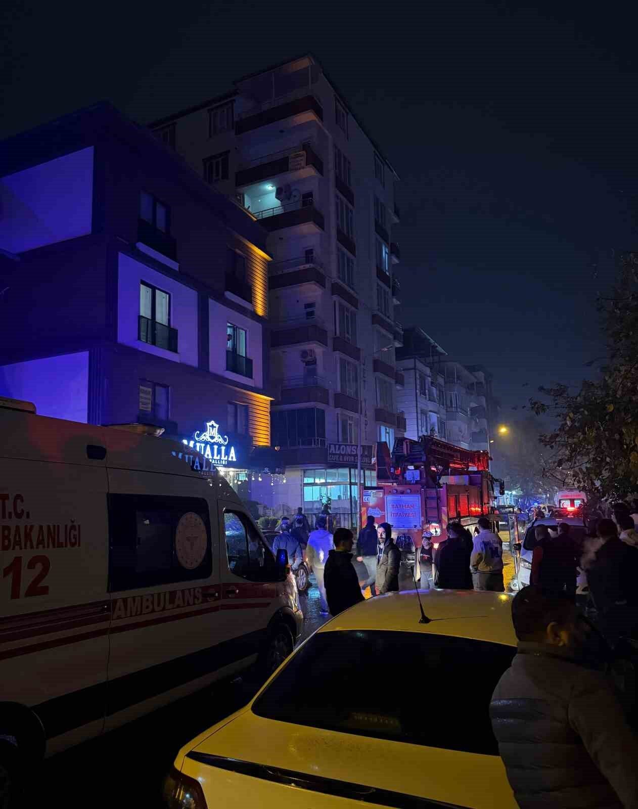 Batman'da GAP Mahallesi'nde bir kişi, evdeki eşyaları balkondan fırlatarak çevredekileri