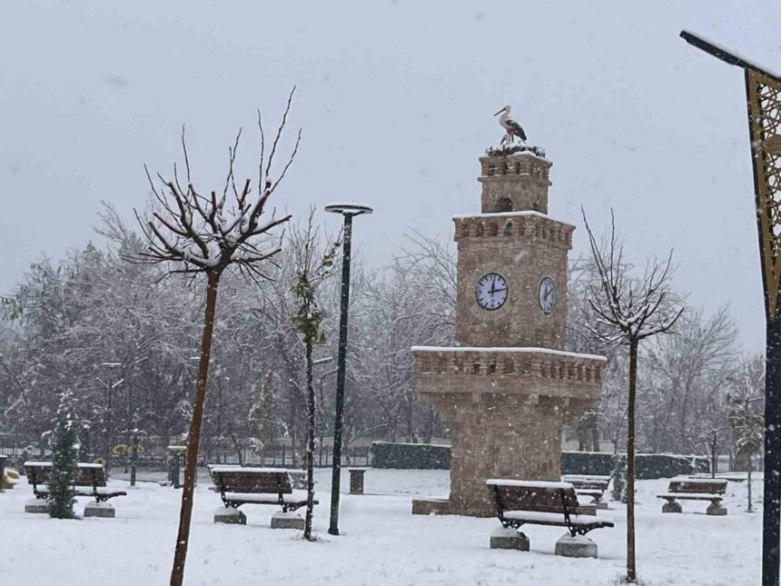 Batman’da etkili olan yoğun kar yağışı, kenti beyaza bürüyerek vatandaşların mutluluğunu artırdı.