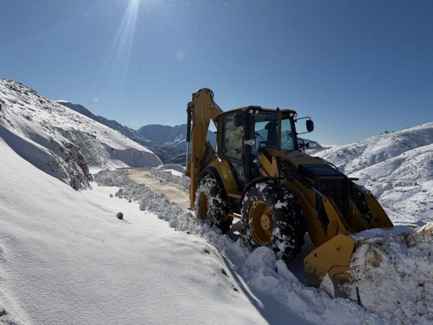 Batman’da kar yağışı ve buzlanma nedeniyle köy yolları ulaşıma kapandı, eğitime bir gün ara verildi.