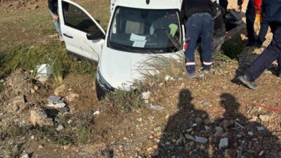 Batman'ın Gültepe Mahallesi'nde direksiyon hakimiyetini kaybeden bir sürücü, otomobiliyle su