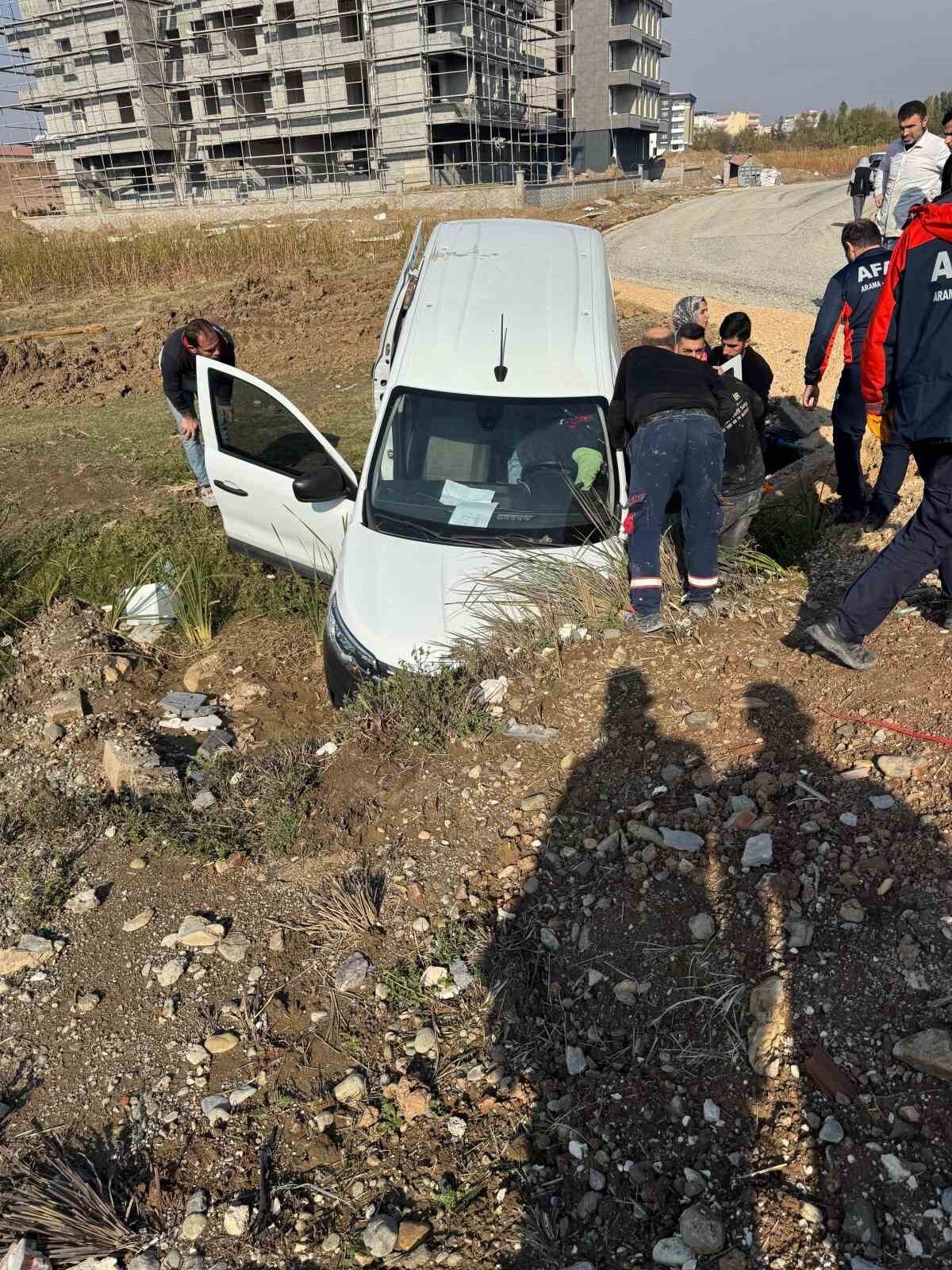 Batman'ın Gültepe Mahallesi'nde direksiyon hakimiyetini kaybeden bir sürücü, otomobiliyle su