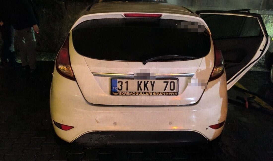 Batman’ın Kültür Mahallesi’nde park halindeki bir otomobilde çıkan yangın, vatandaşların