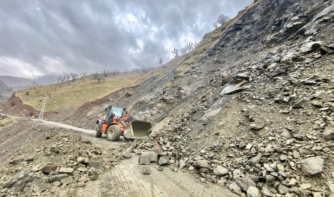 Sason’da Şiddetli Yağış Sonrası İnşaat Ekipleri, Heyelanla Kapalı Yolları Yeniden Ulaşıma Açtı Batman’ın Sason ilçesinde meydana gelen heyelan ve taş düşmeleri, şiddetli
