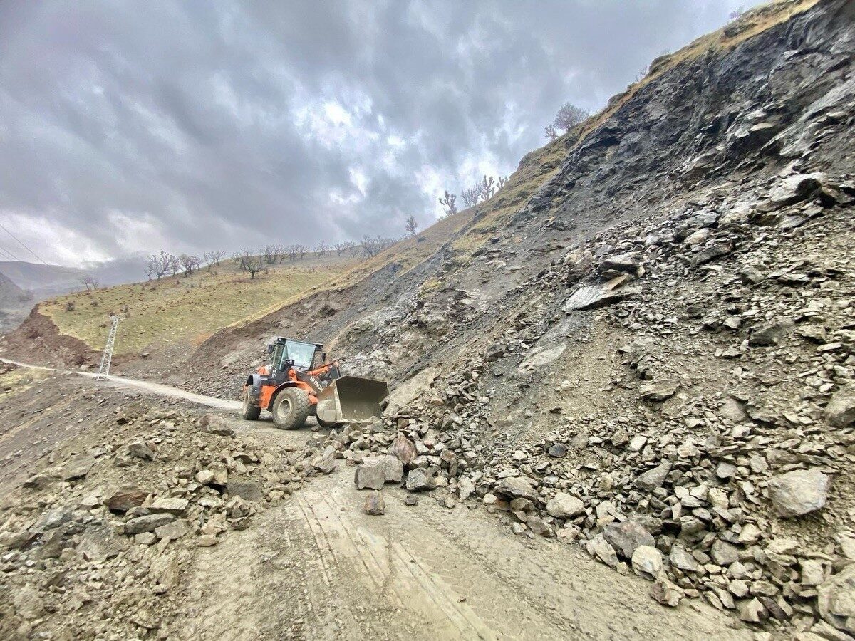 Batman’ın Sason ilçesinde meydana gelen heyelan ve taş düşmeleri, şiddetli