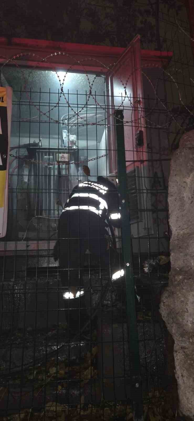 Batman'ın Çamlıtepe Mahallesi'nde bir elektrik trafozunda çıkan yangın, çevredeki vatandaşların