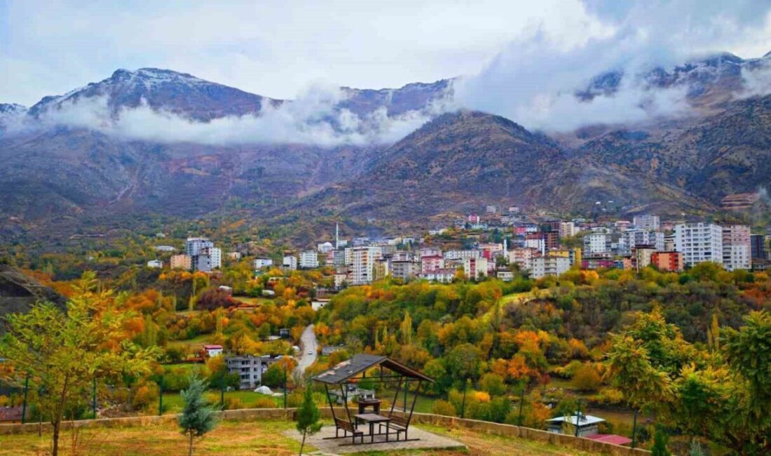 Sason’un Dağlık Bölgelerinde Doğanın Renk Cümbüşü Dron ile Görüntülendi Batman'ın Sason ilçesi, yüksek dağlık alanlarında ortaya çıkan renk cümbüşü