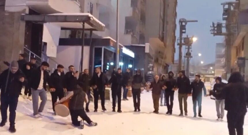 Batman’da uzun bir aradan sonra yağan kar, şehirde coşkuyla karşılandı.