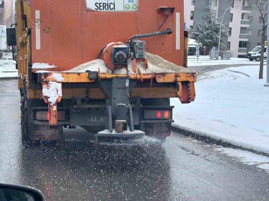 Battalgazi Belediyesi, yoğun kar yağışı nedeniyle ilçe genelinde yol güvenliği için çalışmalara hız verdi.