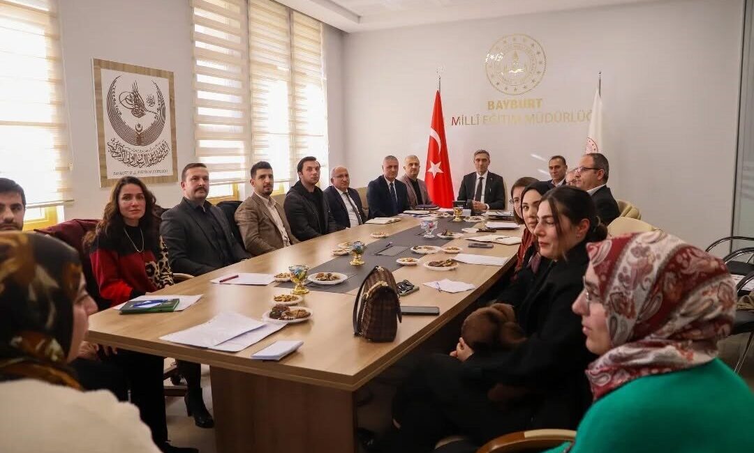 Bayburt’ta Kırsal Okullardaki Öğretmenlerle Eğitim Değerlendirmesi Yapıldı Bayburt İl Milli Eğitim Müdürü Ömer Faruk Kahraman, köy okullarında