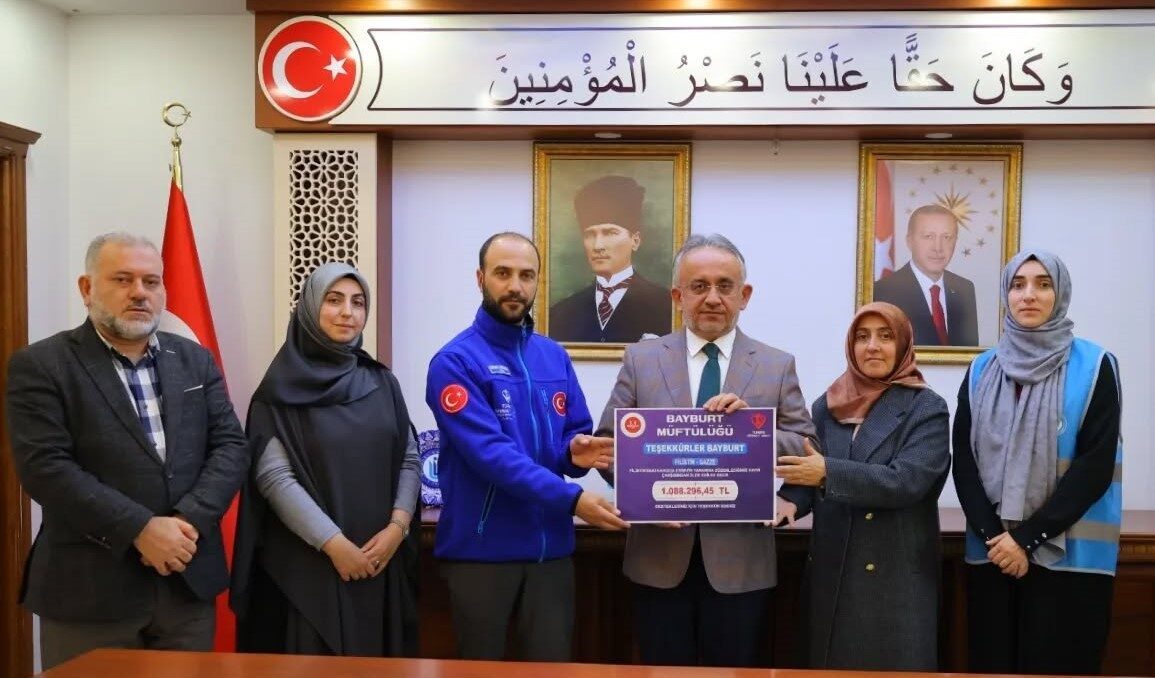 Bayburt İl Müftülüğü, "Bayburt Filistin’in Yanında" sloganıyla hayır çarşısı düzenleyerek,