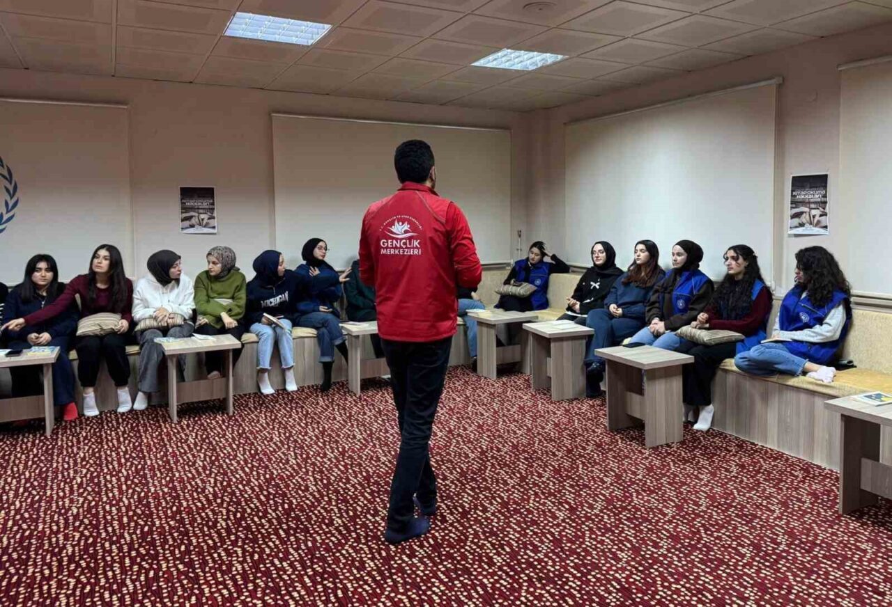 Bayburt Gençlik Merkezi, bağımlılıkla mücadeleye yönelik bilgilendirme etkinliği düzenledi. Programda,