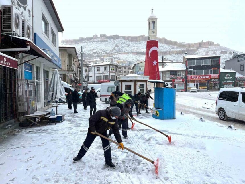 Bayburt’ta kar yağışı nedeniyle belediye ekipleri, karla mücadele çalışmalarına devam ediyor.