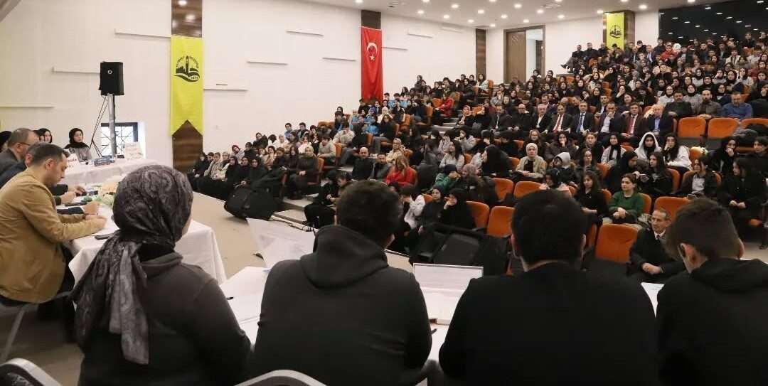 Bayburt’ta Liseler Arası Münazara Yarışması Gerçekleşti: Öğrenciler Düşünceyi Paylaştı Bayburt İl Milli Eğitim Müdürlüğü tarafından düzenlenen Liseler Arası Münazara