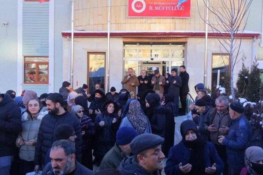 Umre için Bayburt’tan hareket eden vatandaşlar, düzenlenen törenle kutsal topraklara gönderildi.